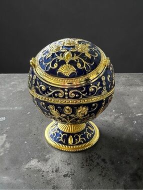 Elegant Navy and Gold Decorative Ashtray - Classic Home Accent